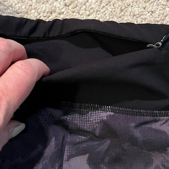 Sweaty Betty running Shorts Built In Liner Zip Waist Pocket Black Gray Large - Picture 5 of 8